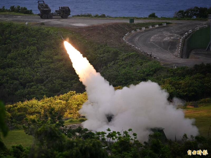 【國防焦點】海馬斯火力首秀！台灣陸軍實彈射擊33枚導引火箭彈